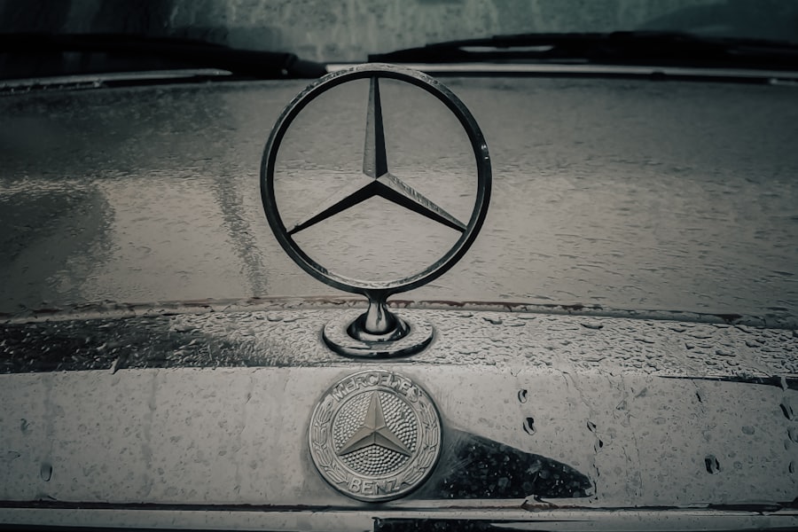 Емблемата на Mercedes-Benz върху предната част на автомобил